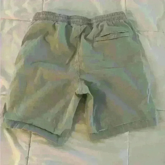 Nice shorts size S 
The color is very beautiful - Picture 2 of 4